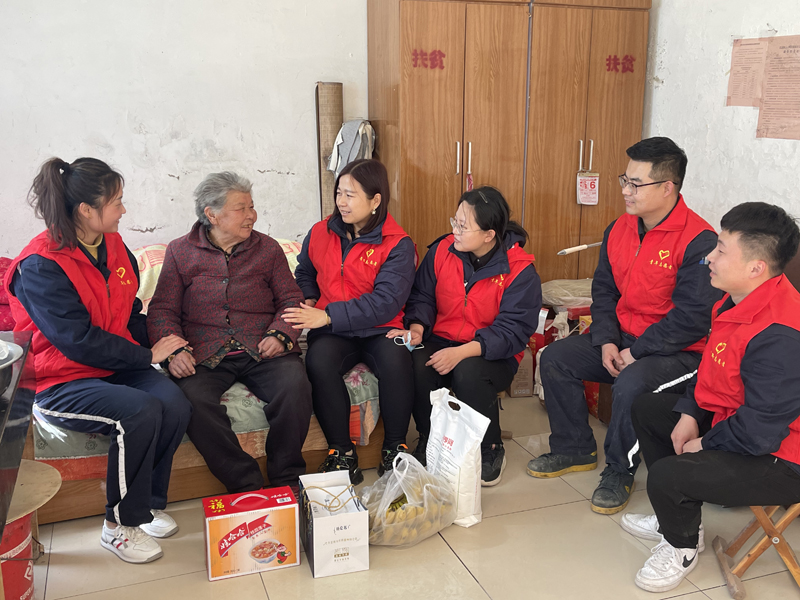 世紀(jì)創(chuàng)新公司團(tuán)支部團(tuán)員青年志愿者到公司附近開山村看望孤寡老人